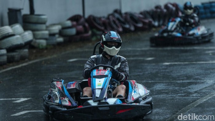 Pengunjung bermain gokart di kawasan Lebak Bulus, Jakarta Selatan, Minggu (6/4/2025).