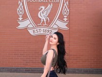 Maria Vania Kunjungi Old Trafford dan Anfield, Bikin Fans Terbelah