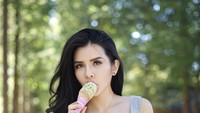 Presenter tersebut paling senang keliling negara di dunia untuk jajan. Sekadar menikmati es krim musim panas saja dirinya pergi jauh hingga ke Korea Selatan. Foto: Instagram/maria_vaniaa