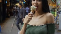 Es krim dari toko lokal tak pernah dilewatinya saat berkunjung ke suatu negara untuk liburan. Es krim yang manis legit selalu dipilihnya untuk dinikmati sambil berkeliling kota. Foto: Instagram/maria_vaniaa