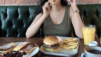 Di Inggris, Maria Vania tak hanya kunjungi tempat olahraga terkenal. Ia juga menyempatkan diri untuk kulineran enak dengan makanan-makanan lokal. Foto: Instagram/maria_vaniaa