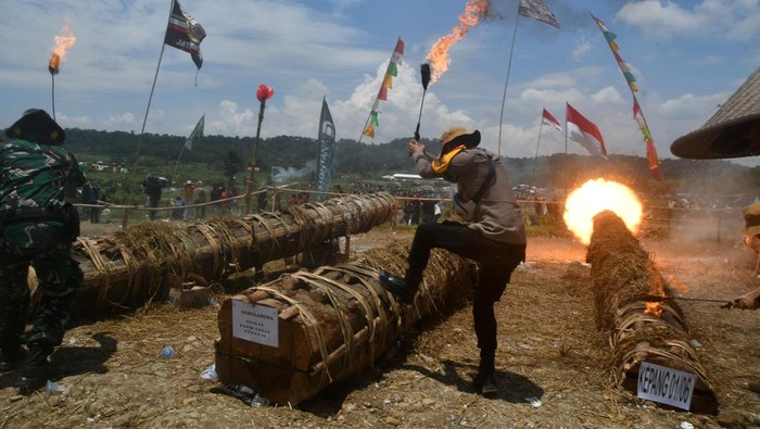 Sejumlah peserta menyalakan Kuluwung (meriam karbit) saat pesta rakyat Kuluwung Sunda di Kampung Jatinuggal, Desa Sukasirna, Jonggol, Kabupaten Bogor, Jawa Barat, Minggu (6/4/2025). Pesta Rakyat yang diselenggarakan setelah Lebaran di area dekat sungai Cipamingkis, Bogor tersebut sebagai ajang silaturahim antar kampung serta sebagai pelestarian budaya asli Sunda dan hiburan rakyat. ANTARA FOTO/Arif Firmansyah/nz