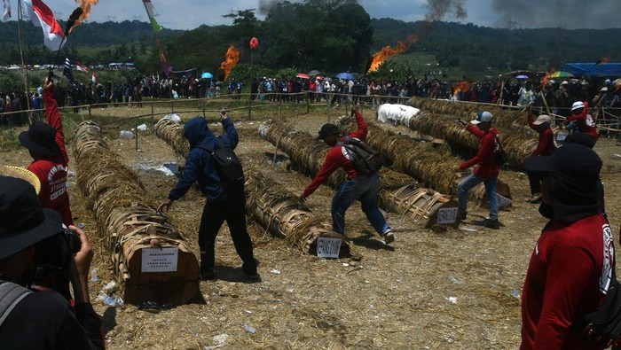 Sejumlah peserta menyalakan Kuluwung (meriam karbit) saat pesta rakyat Kuluwung Sunda di Kampung Jatinuggal, Desa Sukasirna, Jonggol, Kabupaten Bogor, Jawa Barat, Minggu (6/4/2025). Pesta Rakyat yang diselenggarakan setelah Lebaran di area dekat sungai Cipamingkis, Bogor tersebut sebagai ajang silaturahim antar kampung serta sebagai pelestarian budaya asli Sunda dan hiburan rakyat. ANTARA FOTO/Arif Firmansyah/nz