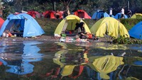Pengunjung beraktivitas di tenda dan menikmati keindahan alam saat wisata camping Lut Tawar, Aceh Tengah, Aceh, Minggu (6/4/2025).