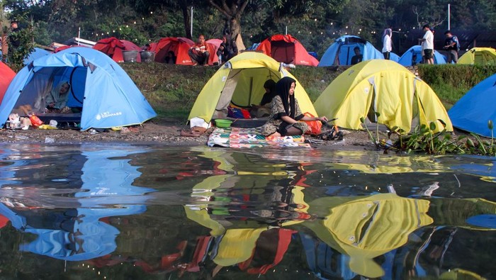Menikmati Libur Lebaran di Wisata Camping Lut Tawar Aceh Pengunjung beraktivitas di tenda dan menikmati keindahan alam saat wisata camping Lut Tawar, Aceh Tengah, Aceh, Minggu (6/4/2025). Wisata Lut Tawar yang menyajikan camping bermalam ditenda merupakan salah satu objek wisata danau yang paling ramai dikunjungi wisatawan dalam dan luar Aceh untuk menghabiskan liburan Lebaran 2025. ANTARA FOTO/Rahmad/Spt.