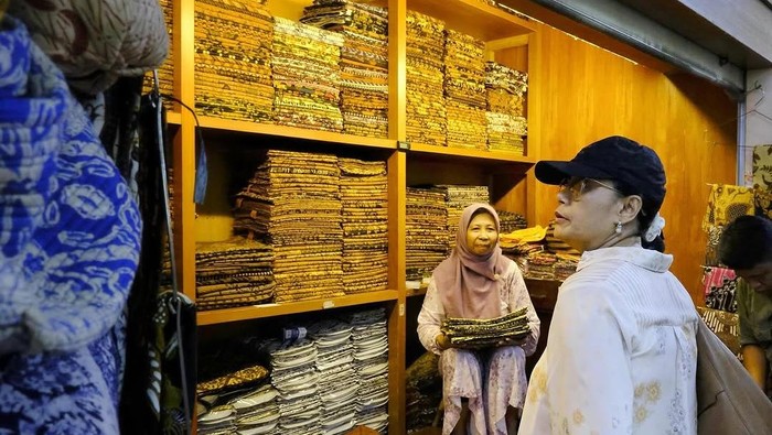 Menkeu Sri Mulyani Indrawati di Pasar Klewer