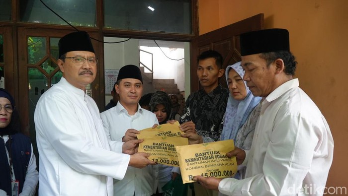 Mensos Saifullah Yusuf memberikan santunan kepada keluarga korban longsor di Mojokerto