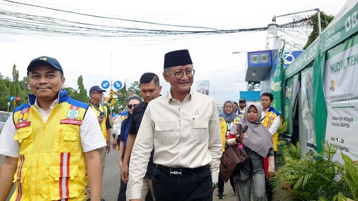 Menteri Pekerjaan Umum Dody Hanggoro meninjau arus balik di Merak