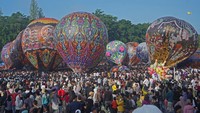 Sejumlah warga menyaksikan penerbangan balon udara saat Festival Balon Udara 2025 di alun-alun Kota Wonosobo, Jawa Tengah, Minggu (6/4/2025).