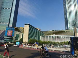 Warga Masih Berolahraga di Bundaran HI Pagi Ini Meski CFD Ditiadakan