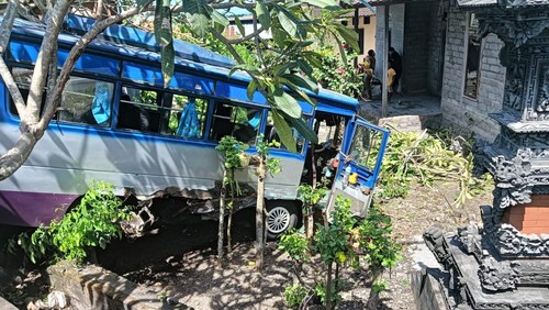 Minibus terperosok ke rumah warga seusai bertabrakan dengan mobil Nissan Juke di Jalan Denpasar-Gilimanuk, Desa Yehembang, Kecamatan Mendoyo, Jembrana, Bali, Minggu (6/4/2025). (Foto: Dok. Polsek Mendoyo)