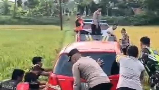 mobil pemudik masuk sawah di Ponorogo
