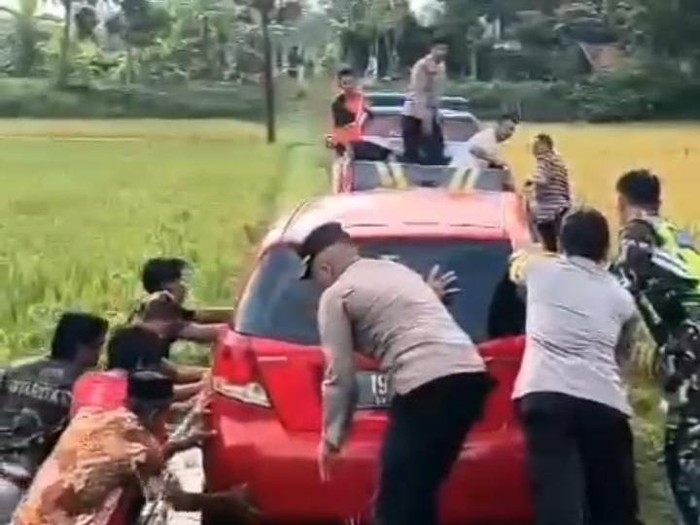 mobil pemudik masuk sawah di Ponorogo