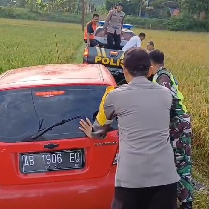 mobil pemudik masuk sawah di Ponorogo