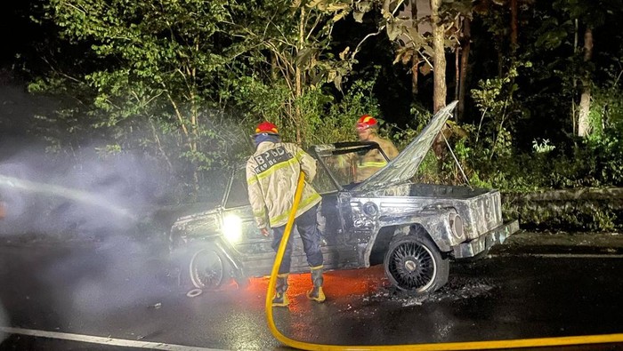 Mobil VW terbakat di Bukit Bego, Dlingo, Bantul, Sabtu (5/4/2025).