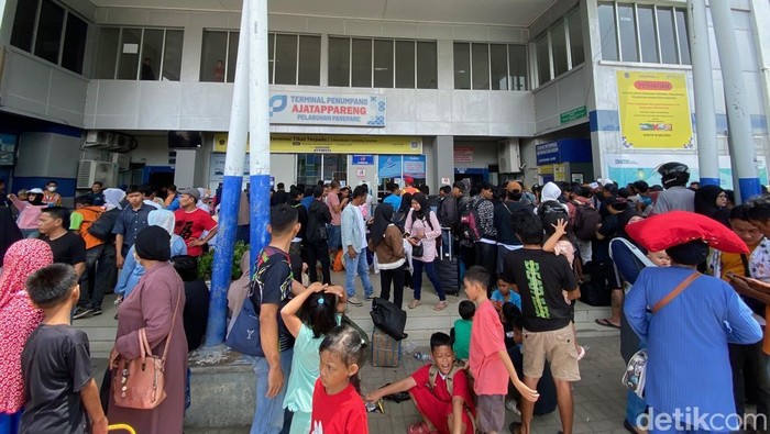 Puncak arus balik penumpang di Pelabuhan Nusantara Kota Parepare Sulawesi Selatan (Sulsel) terjadi hari ini. Sebanyak 6.500 penumpang akan kembali ke daerah perantauan di Pulau Kalimantan.