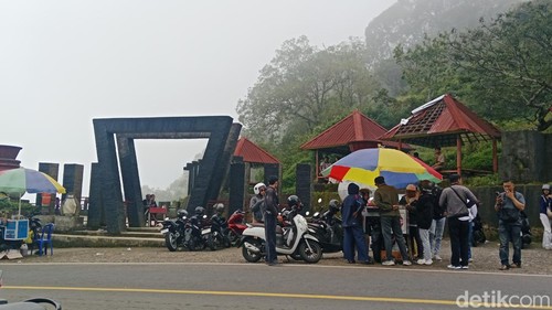 Pedagang cilok hingga di objek wisata Pusuk Sembalun  Kabupaten Lombok Timur, Minggu (6/4/2025).