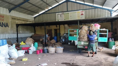 Para pekerja di TPS3R Sadu Kencana, Desa Dauh Peken, Tabanan, Bali, Minggu (2/3/2025).