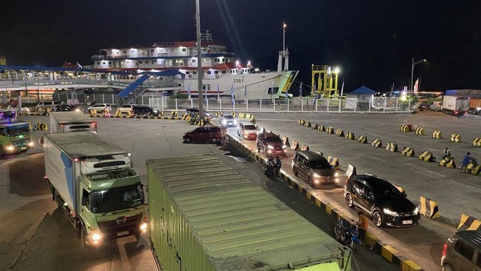 Lalu lintas di Pelabuhan Merak, Cilegon, Banten, terpantau ramai lancar pada hari Sabtu (5/4/2025) malam.