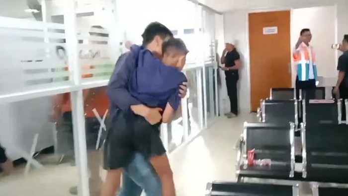 Seorang bocah pingsan di Pelabuhan Nusantara Parepare, Sulawesi Selatan (Sulsel), akibat sesak napas saat antre.
