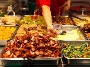 Pembeli Kesal Harga Nasi Sayur Mahal, Penjual Beri Jawaban Tak Terduga