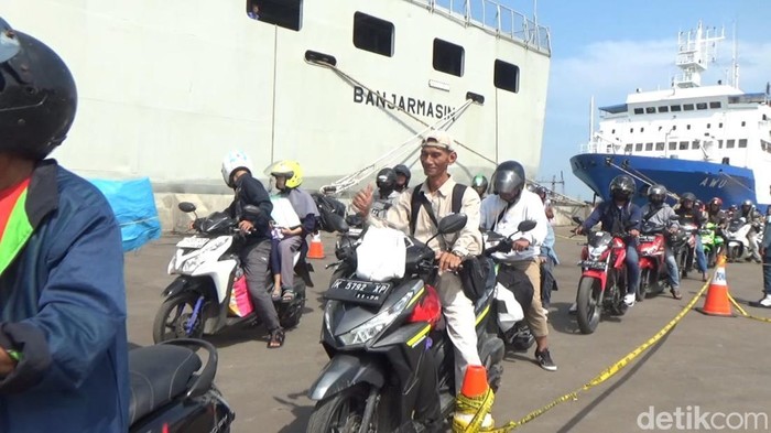 Pemudik motor antre masuk ke KRI Banjarmasin untuk arus balik pakai kapal perang gratis dari Semarang ke Jakarta.
