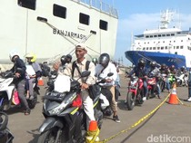 1.239 Pemudik-308 Motor Diangkut Kapal Perang dari Semarang ke Jakarta