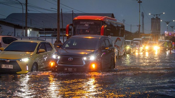 Penampakan Banjir Rob Genangi Jalur Mudik Pantura Demak