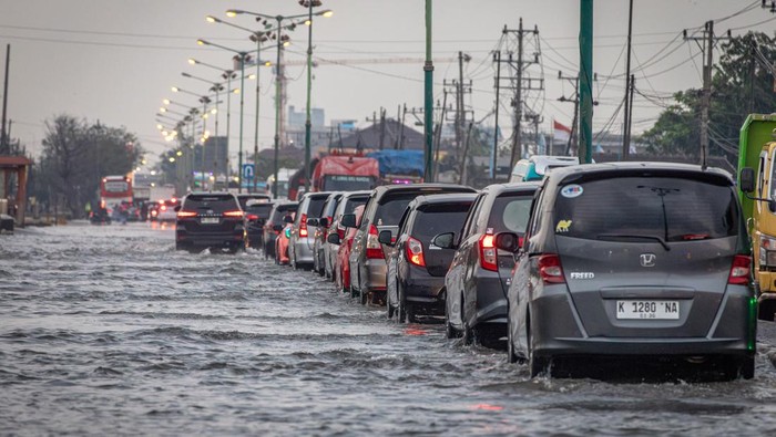 Kendaraan bermotor yang didominasi pemudik melaju perlahan menembus jalan raya pantura Demak KM Surabaya-Semarang yang terendam limpahan air laut ke daratan (rob) di Kecamatan Sayung, Kabupaten Demak, Jawa Tengah, Minggu (6/4/2025). Pada H+5 Lebaran, banjir rob mulai dari sore hingga malam yang menggenangi jalur mudik tersebut dengan ketinggian bervariasi mencapai sekitar 50 cm itu menyebabkan arus lalu lintas dari Jawa Barat dan DKI Jakarta menuju ke arah  Surabaya, Jawa Timur maupun sebaliknya tersendat sekitar 3-4 kilometer. ANTARA FOTO/Aji Styawan/nz.