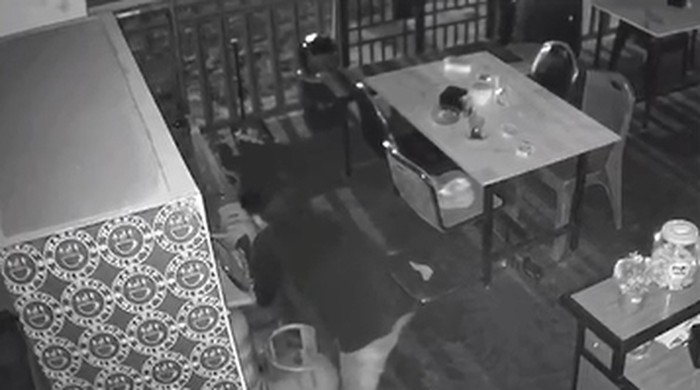 Pencuri tabung LPG di Warkop Waletta Makassar terekam CCTV.