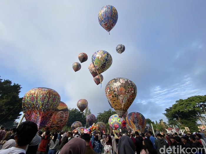 Penerbangan balon udara di Alun-alun Wonosobo sebagai acara puncak Festival Mudik 2025, Minggu (6/4/2025).