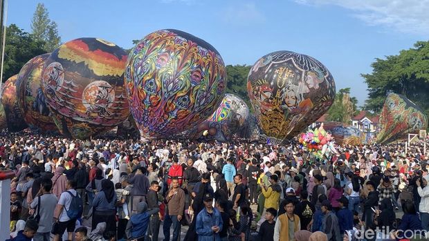 Penerbangan balon udara di Alun-alun Wonosobo sebagai acara puncak Festival Mudik 2025, Minggu (6/4/2025).