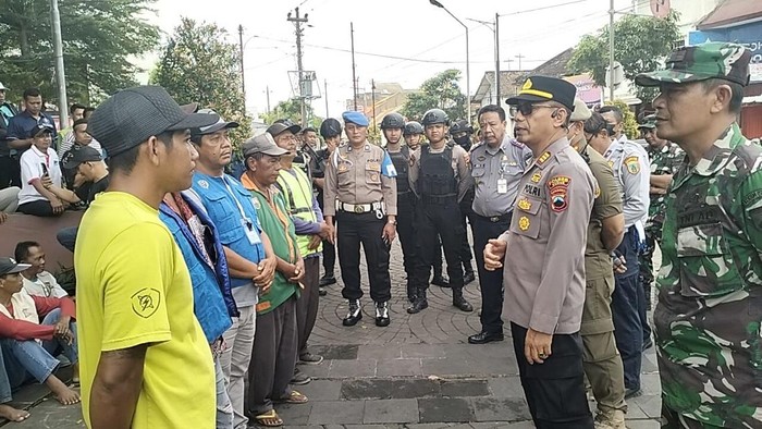 Kapolsek Kudus Kota AKP Subkhan saat memberikan pembinaan kepada juru parkir di kawasan Masjid, Menara, dan Makam Sunan Kudus, Minggu (6/4/2025).