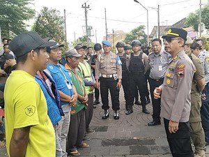 Polisi Tertibkan Parkir Liar di Kawasan Wisata Religi Sunan Kudus
