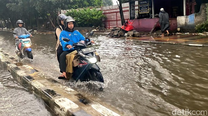 Pengendara Terobos banjir di Gedebage