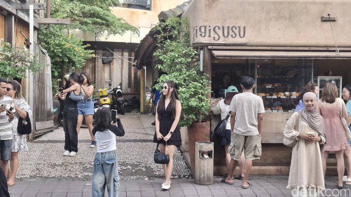 Pengunjung berfoto di depan Gigi Susu Cafe di Canggu, Badung, Bali, beberapa waktu lalu.