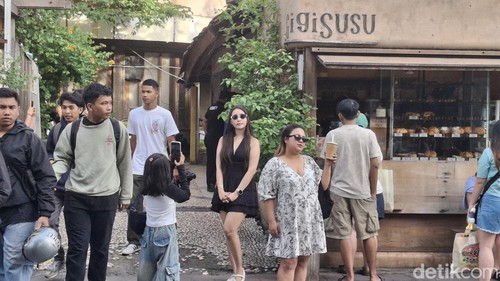 Pengunjung berfoto di depan Gigi Susu Cafe di Canggu, Badung, Bali, beberapa waktu lalu.