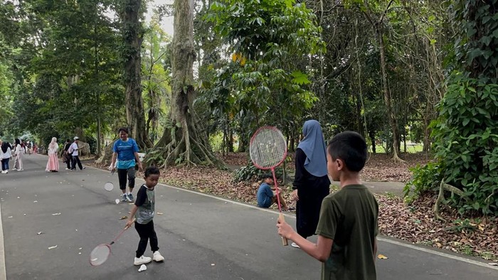 Pengunjung Olahraga bersama di Kebun Raya Bogor