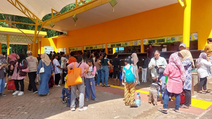 Pengunjung Ragunan