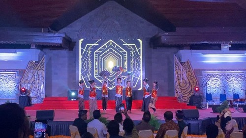 Pentas Seni Lintas Budaya bertajuk “Lendari” atau Lentera Budaya Sanmari 2025 di Balai Budaya Gianyar, Sabtu (5/4/2025).