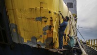 Pekerja melakukan perawatan kapal feri Baronang di Pelabuhan Penyeberangan Bastiong Ternate, Maluku Utara, Minggu (6/4/2025).