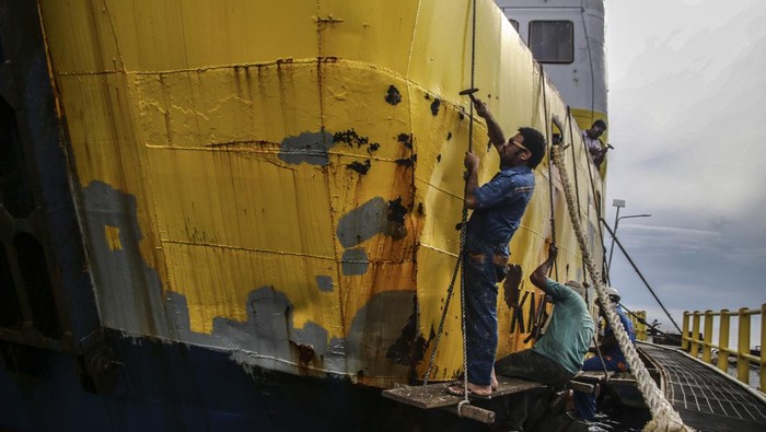 Pekerja melakukan perawatan kapal feri Baronang di Pelabuhan Penyeberangan Bastiong Ternate, Maluku Utara, Minggu (6/4/2025). ASDP Cabang Ternate melakukan pemeliharaan dan perawatan kapal penyeberangan antarpulau tersebut selain untuk keamanan dan kenyamanan penumpang, juga guna menjaga kondisi kapal tetap awet. ANTARA FOTO/Andri Saputra/Spt.