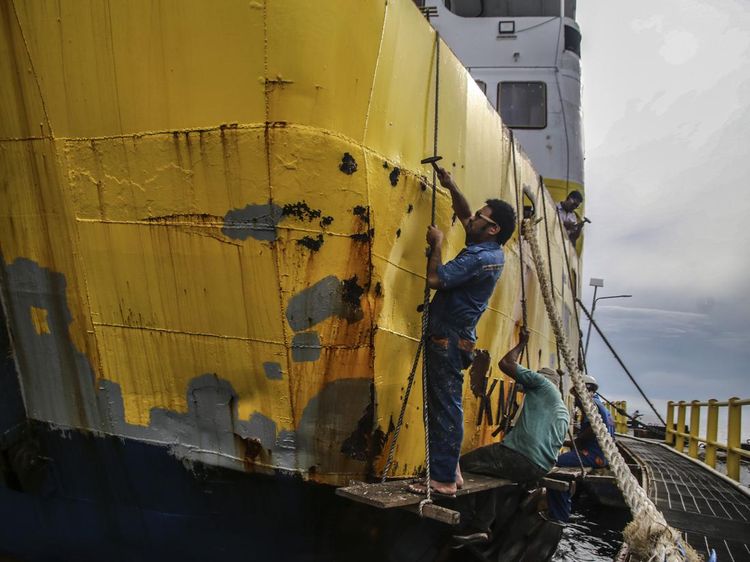 Melihat Perawatan Kapal Ferry Antarpulau di Ternate