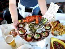 Pesan Makanan Paling Mahal, Pria Ini Minta Tagihannya Dibagi Rata