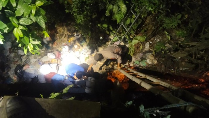 Petugas gabungan mengevakuasi dua perempuan terjatuh ke jurang Sungai Bulan, Kecamatan Karanganyar, Kabupaten Purbalingga, Sabtu (5/4/2025) malam.