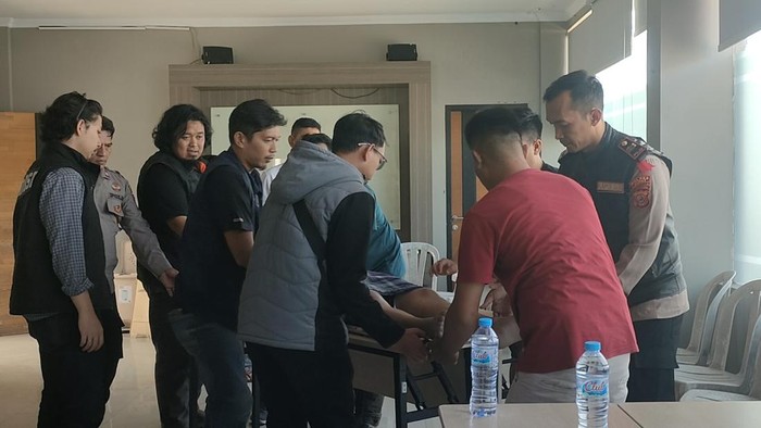 Petugas melakukan evakuasi jasad korban tenggelam