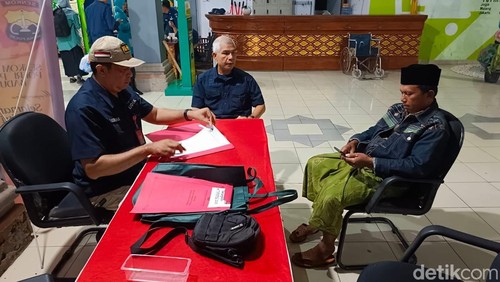 Petugas Satpol PP memeriksa penumpang yang tidak membawa KTP saat turun di Terminal Mengwi, Badung, Bali, Minggu (6/4/2025). (Foto: Agus Eka/detikBali)