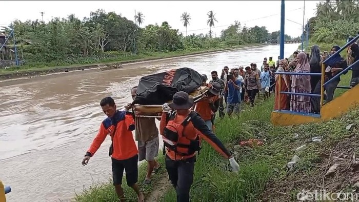 Tim SAR gabungan mengevakuasi mayat ASN Enrekang yang hanyut dan ditemukan di Bendungan Benteng, Pinrang.