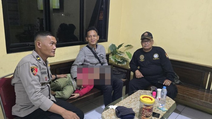 Polisi di Ciputat membantu anak linglung bertemu dengan orang tua.