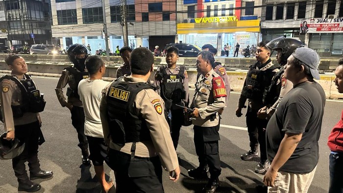 Polisi membubarkan tawuran warga di Petojo Utara, Gambir, Jakarta Pusat.